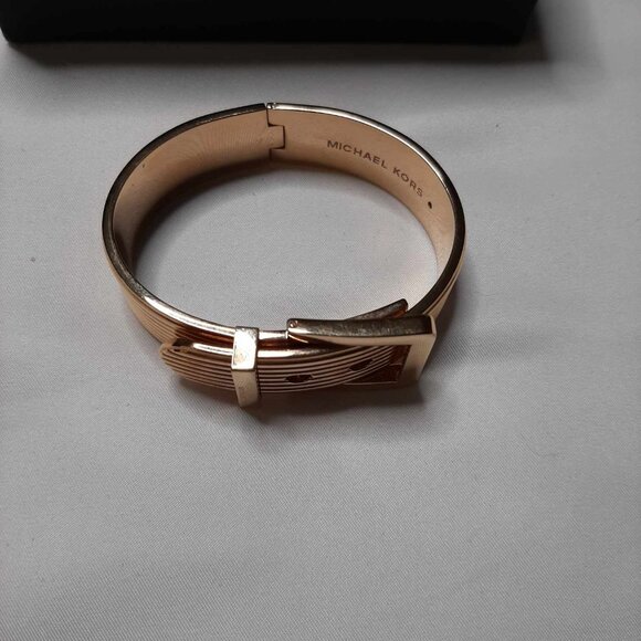 Michael Kors bracelet in a belt design. - Picture 5 of 6